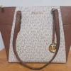 Bolso de hombro Michael Kors Charlotte grande con cremallera superior firma vainilla-