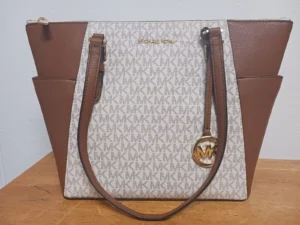 Bolso de hombro Michael Kors Charlotte grande con cremallera superior firma vainilla-