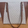 Bolso de hombro Michael Kors Charlotte grande con cremallera superior firma vainilla-