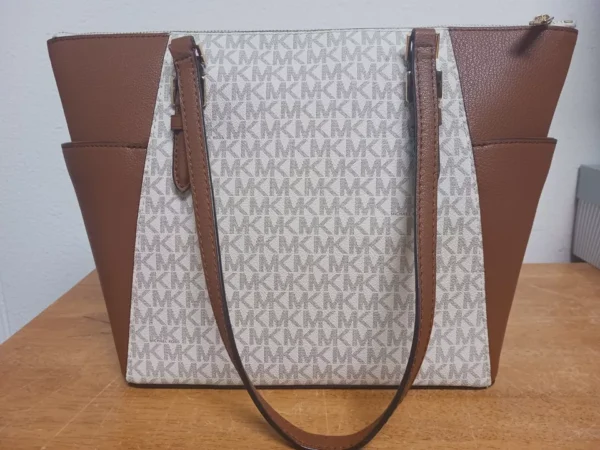 Bolso de hombro Michael Kors Charlotte grande con cremallera superior firma vainilla-