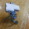 Cerradura para tapa de puerta de lavadora Whirlpool 8318084 (garantía de devolución de dinero)