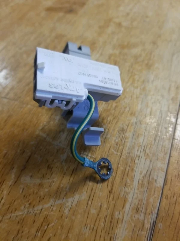 Cerradura para tapa de puerta de lavadora Whirlpool 8318084 (garantía de devolución de dinero)