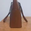 Bolso de hombro Michael Kors Charlotte grande con cremallera superior firma vainilla-