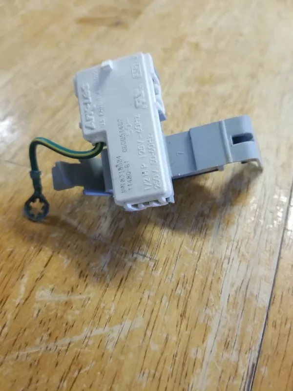 Cerradura para tapa de puerta de lavadora Whirlpool 8318084 (garantía de devolución de dinero)