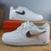 Talla 8 - Nike Air Force 1 Low Color del mes: Blanco y plateado