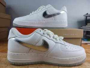 Talla 8 - Nike Air Force 1 Low Color del mes: Blanco y plateado