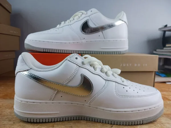 Talla 8 - Nike Air Force 1 Low Color del mes: Blanco y plateado