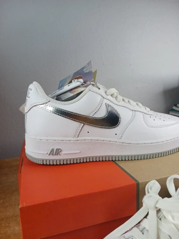 Talla 8 - Nike Air Force 1 Low Color del mes: Blanco y plateado