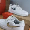 Talla 8 - Nike Air Force 1 Low Color del mes: Blanco y plateado