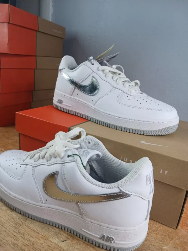 Talla 8 - Nike Air Force 1 Low Color del mes: Blanco y plateado