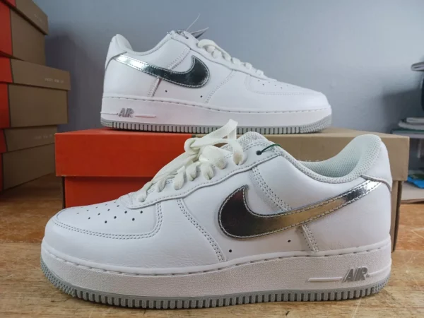 Talla 8 - Nike Air Force 1 Low Color del mes: Blanco y plateado