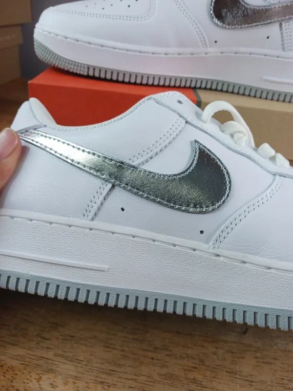 Talla 8 - Nike Air Force 1 Low Color del mes: Blanco y plateado