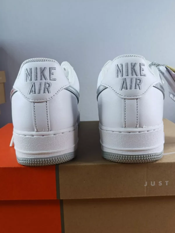 Talla 8 - Nike Air Force 1 Low Color del mes: Blanco y plateado