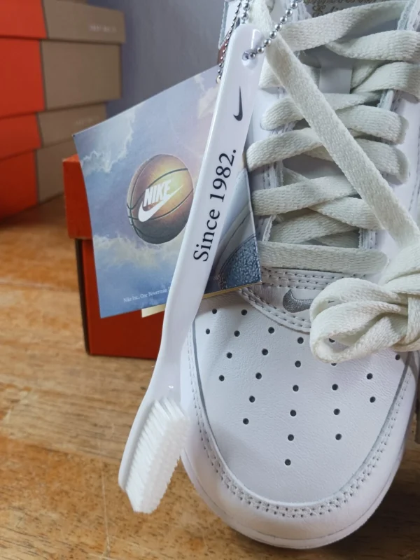 Talla 8 - Nike Air Force 1 Low Color del mes: Blanco y plateado