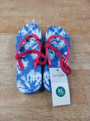 Kids Sz XL 11/12 Cat & Jack Water Flip Flops Red And Blue